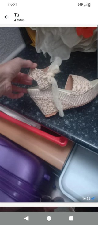 Zapatos de cuña beige y dorados
