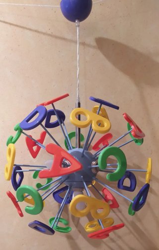 Lámpara infantil con letras de colores