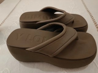 Sandalias Bimba y Lola Plataforma color verde caqu