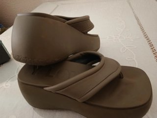 Sandalias Bimba y Lola Plataforma color verde caqu