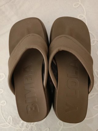 Sandalias Bimba y Lola Plataforma color verde caqu