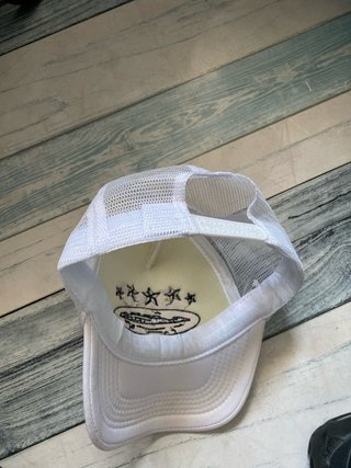 Gorra blanca con estrellas y óvalo corteiz