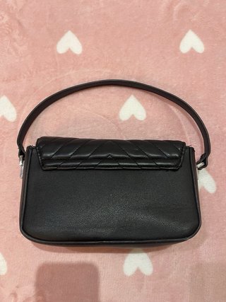 Bolso negro Stradivarius acolchado de mano