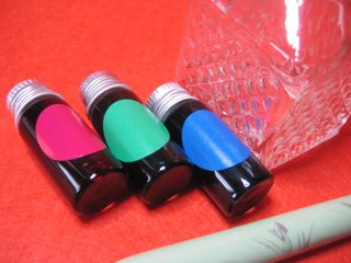SET DE 15 PLUMILLAS, PORTAPLUMAS, TINTERO Y TINTA