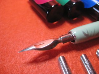 SET DE 15 PLUMILLAS, PORTAPLUMAS, TINTERO Y TINTA