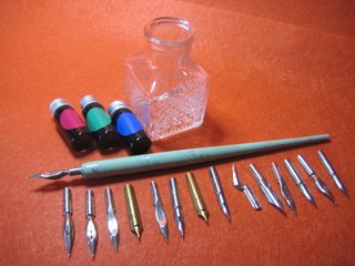 SET DE 15 PLUMILLAS, PORTAPLUMAS, TINTERO Y TINTA