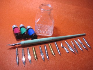 SET DE 15 PLUMILLAS, PORTAPLUMAS, TINTERO Y TINTA