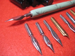 SET DE 15 PLUMILLAS, PORTAPLUMAS, TINTERO Y TINTA