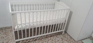 Cuna de bebé blanca con colchón nueva