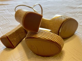 Sandalias Unisa doradas plataforma
