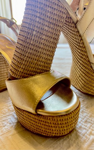 Sandalias Unisa doradas plataforma