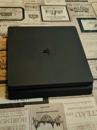 PS4 Slim 1TB  + GTA V Premium Edition