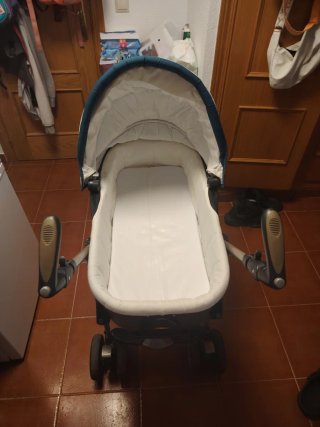 Carrito de bebé azul y blanco, Marca Chicco