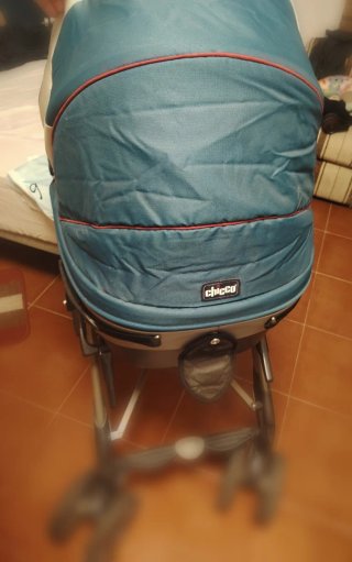 Carrito de bebé azul y blanco, Marca Chicco