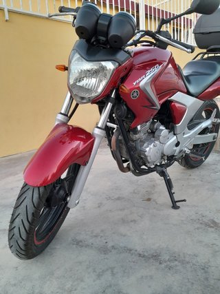 Yamaha YBR 250 Roja y Plateada