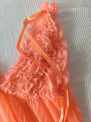 Ropa de dormir naranja con volantes