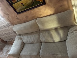 Sofá de tela beige