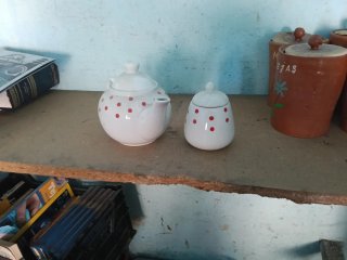 Tetera y azucarero de cerámica blanca con puntos r