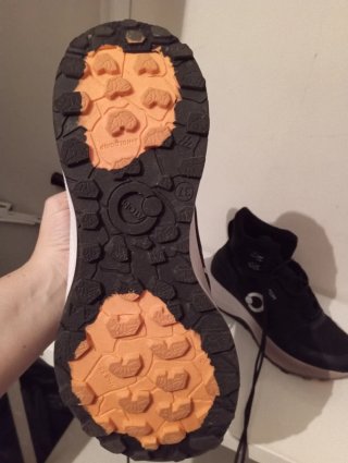 Zapatos ATOM negros y blancos
