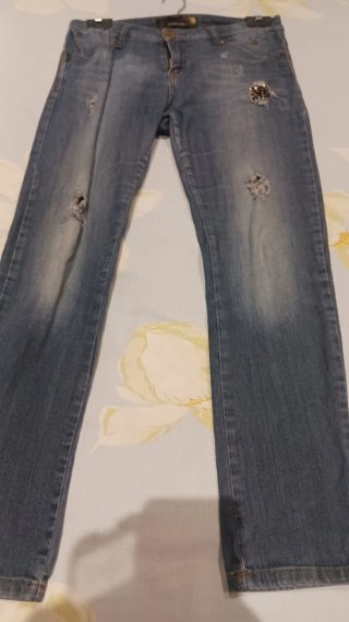Pantalón tejano desgastado con rotos