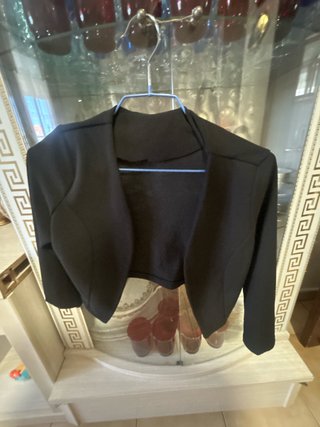 Elegante chaquetilla negra