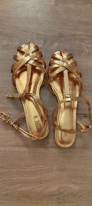 Sandalias doradas Zara