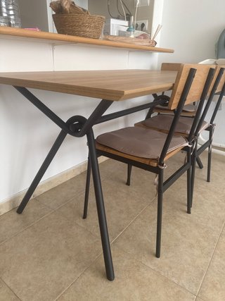 Mesa y 4 sillas madera y metal