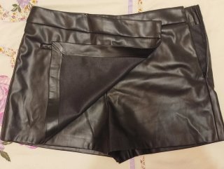 Falda pantalón corto efecto piel Stradivari