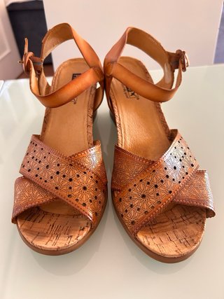 Sandalias Pikolinos cuña piel marrón/dorado