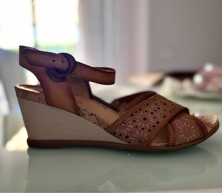 Sandalias Pikolinos cuña piel marrón/dorado