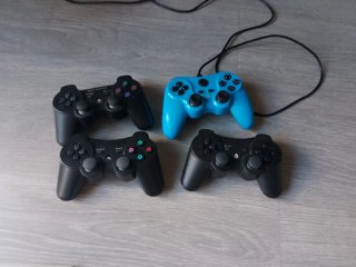 PlayStation 3 con giochi e controller