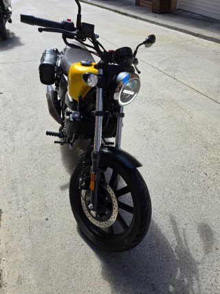 QJ Motor SRV125 Cruiser Negra y Amarilla