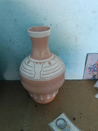 Jarrón de terracota con diseño blanco