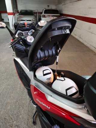 Sym Cruisym 300 Maxi Scooter