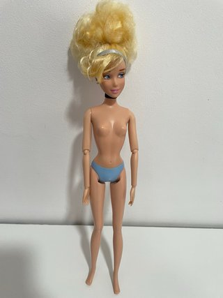 Muñeca Cenicienta tipo Barbie