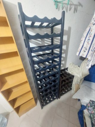 Botellero de madera y plástico