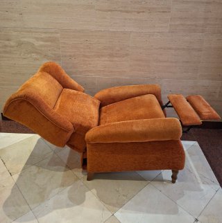Sofá individual reclinable naranja de tela