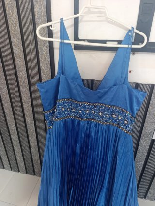 Vestido azul con pedrería y plisado