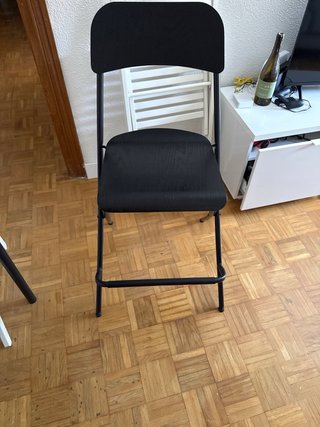 Silla negra plegable sin usar