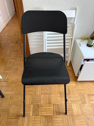 Silla negra plegable sin usar
