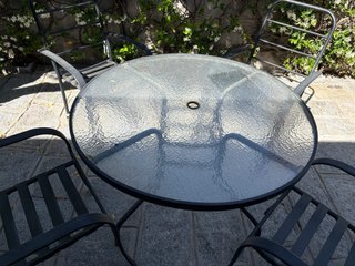 Juego de mesa  crisral y metal +4 sillas de jardín