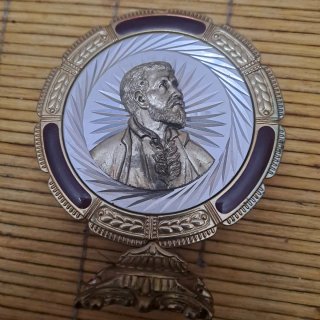 Medalla religiosa antigua con retrato