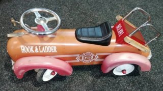 Antiguo coche correpasillos bomberos vintage
