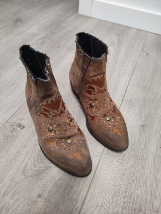 Botines de piel marrones tachuelas Talla 38