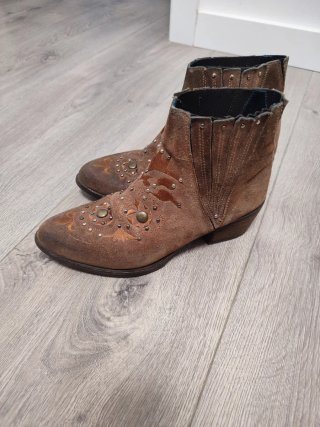 Botines de piel marrones tachuelas Talla 38