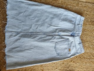 Falda vaquera Zara midi con bolsillos laterales.