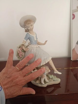 Figura Lladró Niña con Cabrito