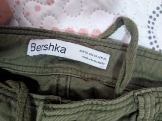 Pantalón cargo Bershka verde militar mujer