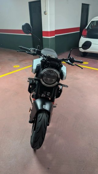 Husqvarna Vitpilen 125             800Km Reestreno