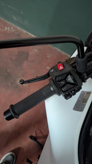 Husqvarna Vitpilen 125             800Km Reestreno